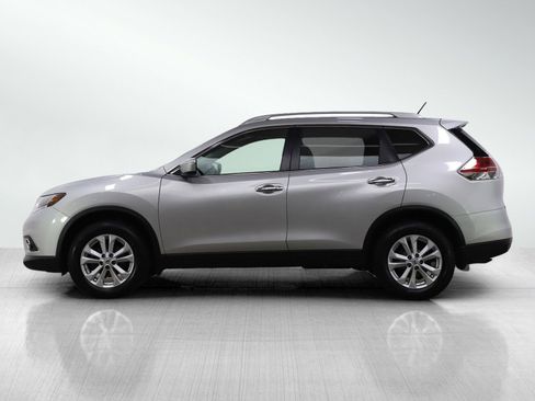 Used 2014 Nissan Rogue SV image 2
