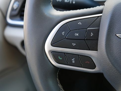 Used 2022 Chrysler Voyager LX image 28