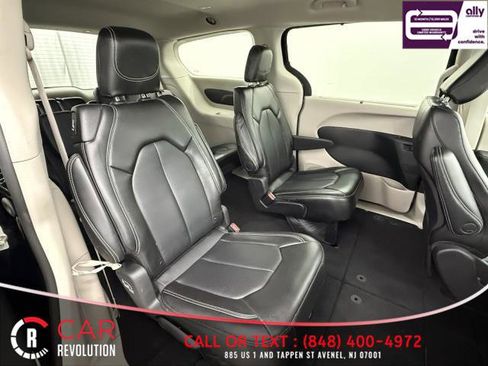 Used 2024 Chrysler Pacifica Touring-L FWD image 49
