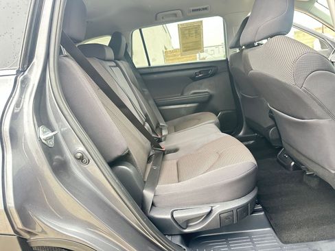 Used 2025 Toyota Highlander LE image 40