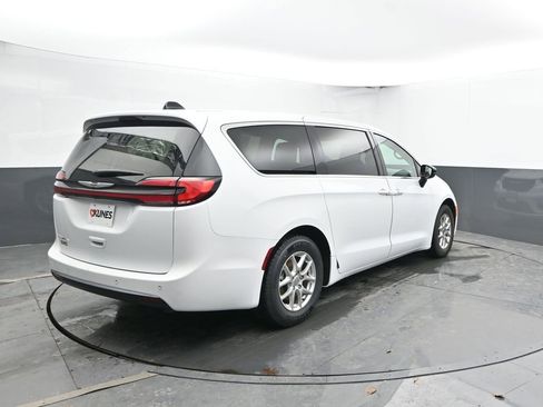 Used 2024 Chrysler Pacifica Touring-L image 12