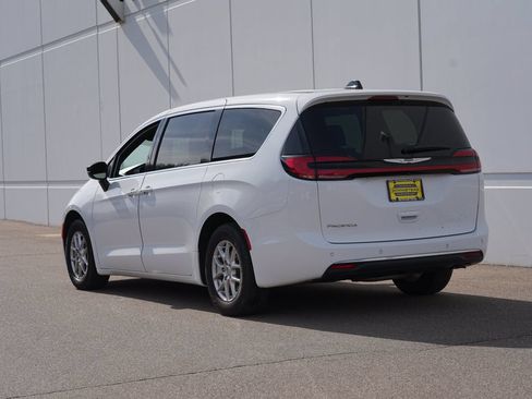 Used 2025 Chrysler Pacifica Select FWD image 5