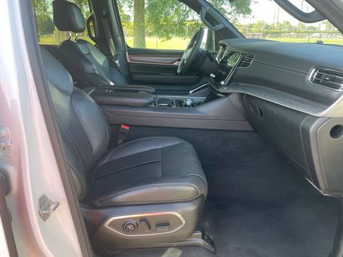Used 2024 Jeep Wagoneer L Series II w/ Flexible Seating Group RWD image 17