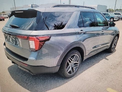 Used 2025 Ford Explorer ST-Line w/ Premium Package RWD image 3
