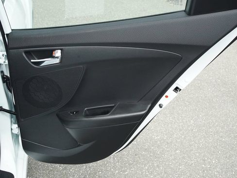 Used 2016 Hyundai Veloster FWD image 26