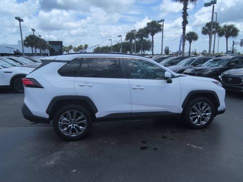 Used 2019 Toyota RAV4 XLE Premium FWD image 3