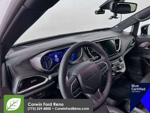 Used 2025 Chrysler Pacifica Select AWD/4WD image 11