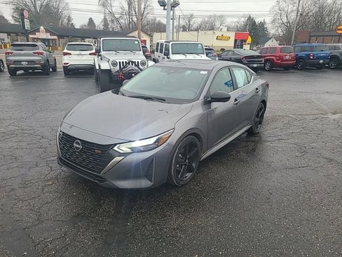 Used 2024 Nissan Sentra SR w/ SR Premium Package image 2