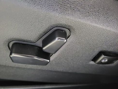 Used 2015 Chrysler Town & Country Touring-L image 27