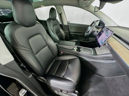 Used 2022 Tesla Model Y Long Range image 30