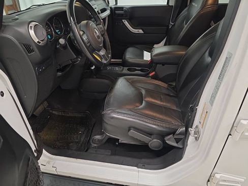 Used 2016 Jeep Wrangler Unlimited Rubicon w/ Connectivity Group AWD/4WD image 12