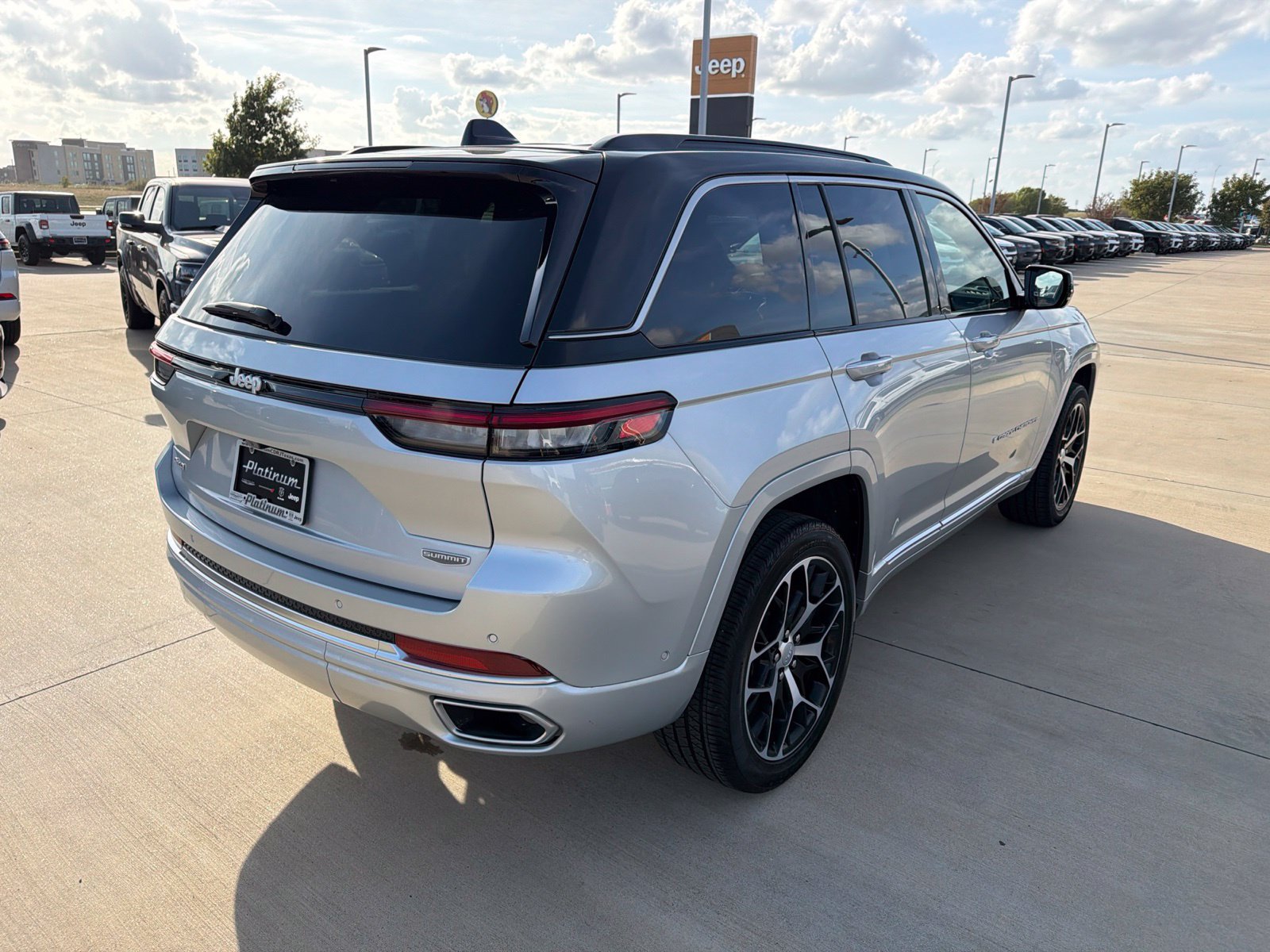 Used 2025 Jeep Grand Cherokee Summit AWD/4WD image 5