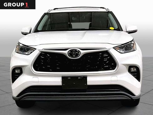 Certified 2022 Toyota Highlander XLE image 3