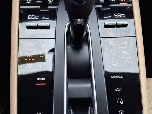 Used 2022 Porsche Macan image 15