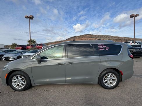 Used 2021 Chrysler Pacifica Touring-L image 2