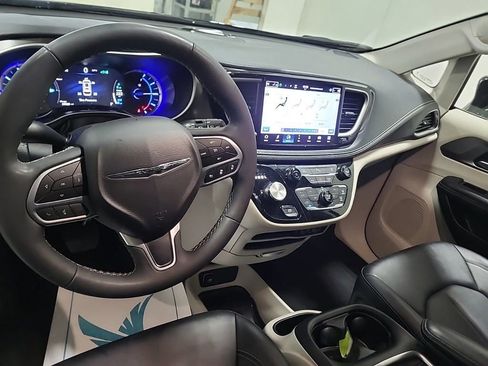 Used 2024 Chrysler Pacifica Select image 8