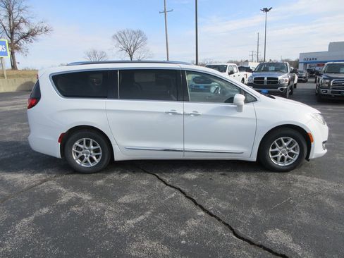 Used 2020 Chrysler Pacifica Touring-L image 6