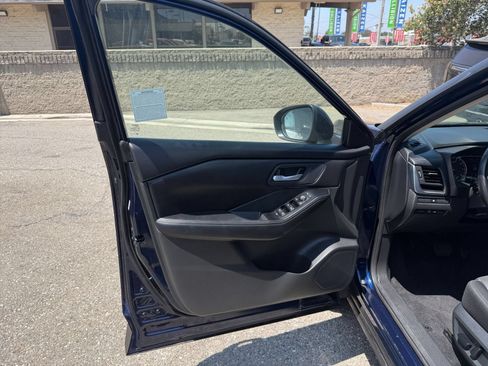 Used 2025 Nissan Rogue SV FWD image 18