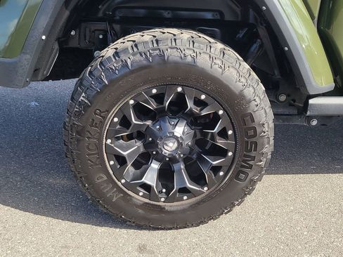 Used 2021 Jeep Gladiator Willys image 5