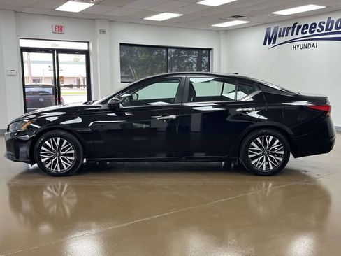 Used 2025 Nissan Altima 2.5 SV FWD image 8