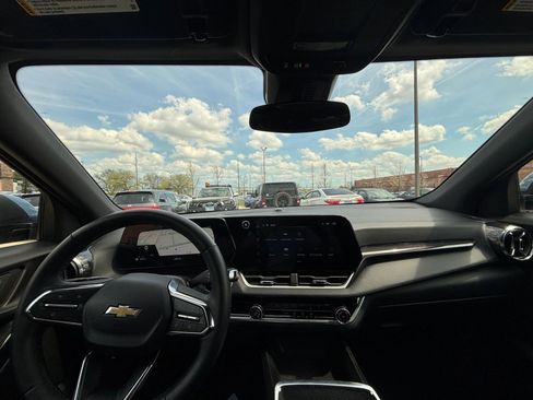 Used 2025 Chevrolet Equinox LT FWD image 34