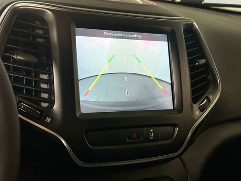 Used 2022 Jeep Cherokee Trailhawk image 13