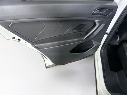 Used 2024 Volkswagen Tiguan SE image 25