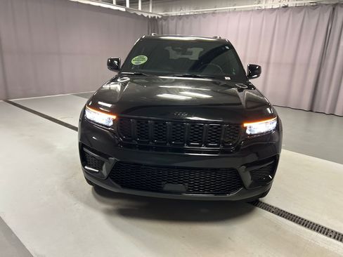 Used 2025 Jeep Grand Cherokee Altitude image 2