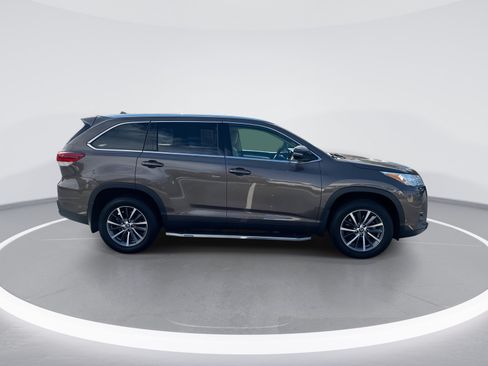 Used 2019 Toyota Highlander XLE FWD image 10