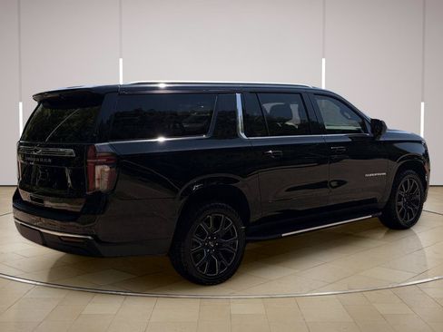 Used 2023 Chevrolet Suburban LS RWD image 9