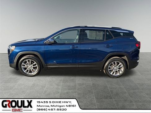 Used 2022 GMC Terrain SLT w/ Tech Package image 3