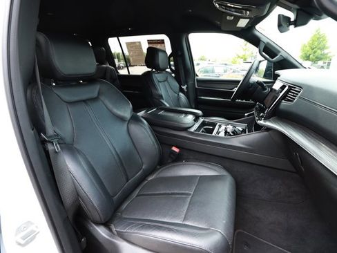 Used 2023 Jeep Wagoneer L Series II AWD/4WD image 30