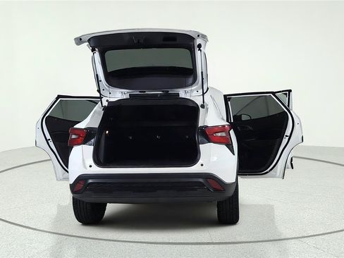 Used 2024 Chevrolet Trax RS w/ Sunroof Package FWD image 13