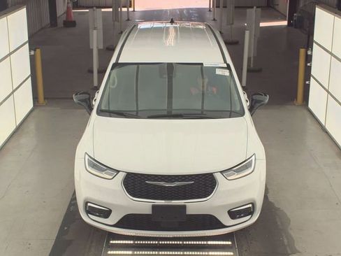 Used 2024 Chrysler Pacifica Touring-L image 6