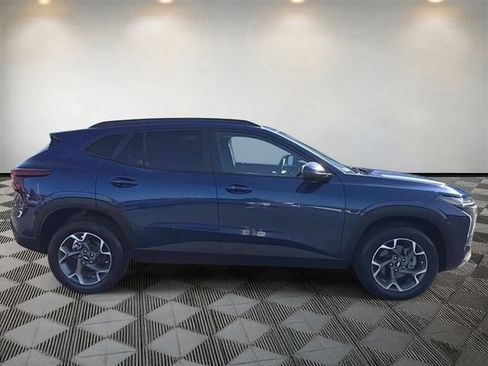 Used 2024 Chevrolet Trax LT w/ LT Convenience Package FWD image 4