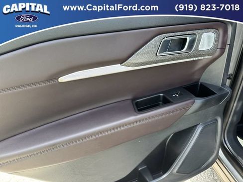 Used 2025 Ford Explorer Platinum RWD image 17