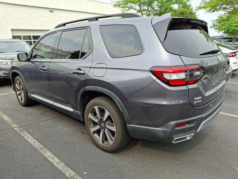 Used 2024 Honda Pilot Touring image 3