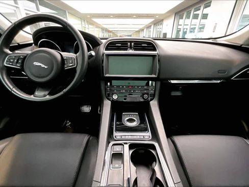 Used 2019 Jaguar F-PACE Premium image 30
