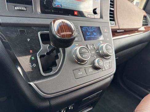 Used 2017 Toyota Sienna Limited image 42