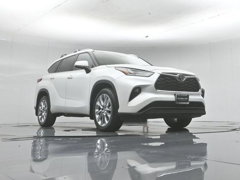 Used 2022 Toyota Highlander Limited FWD image 53