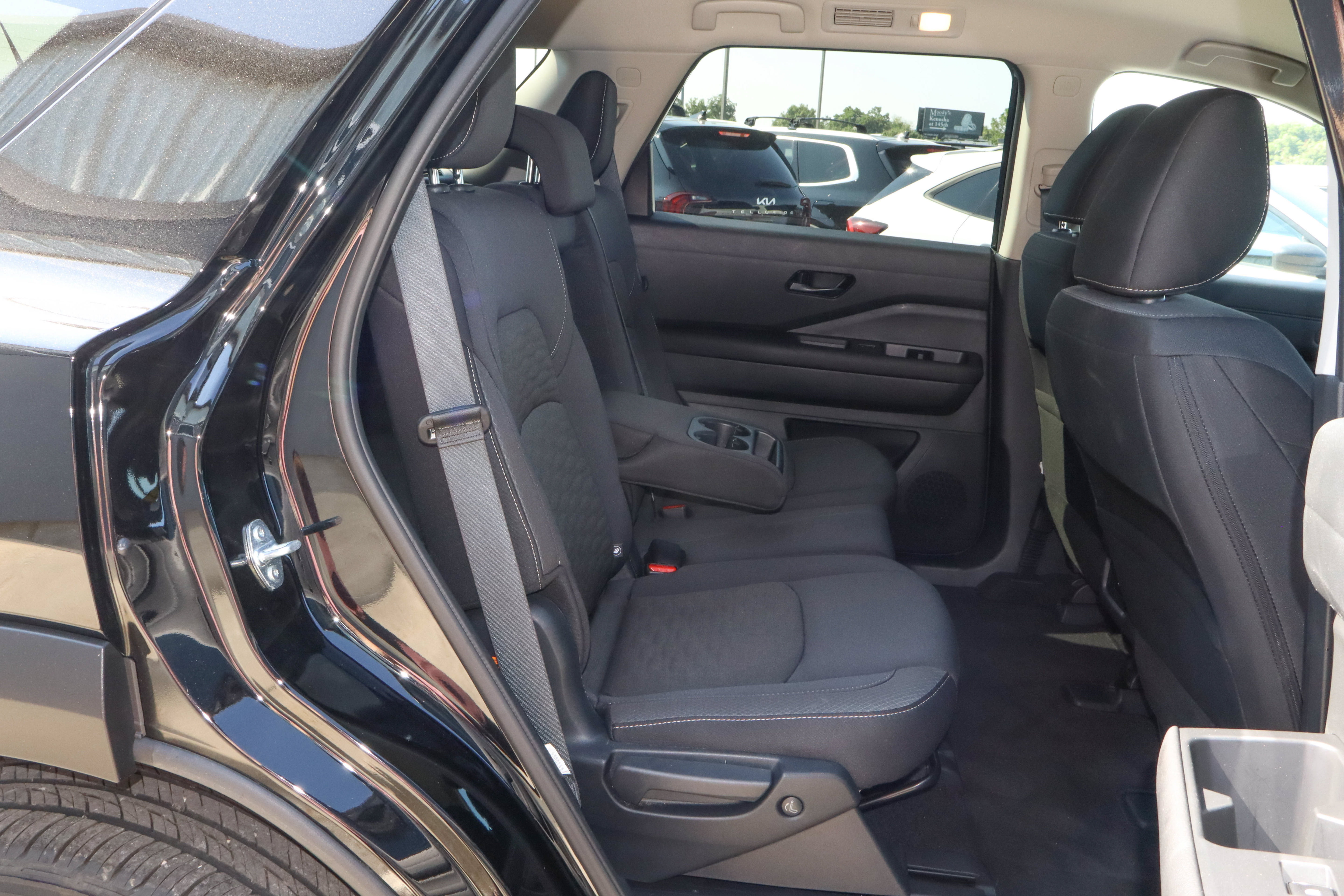 Used 2025 Nissan Pathfinder SV FWD image 23