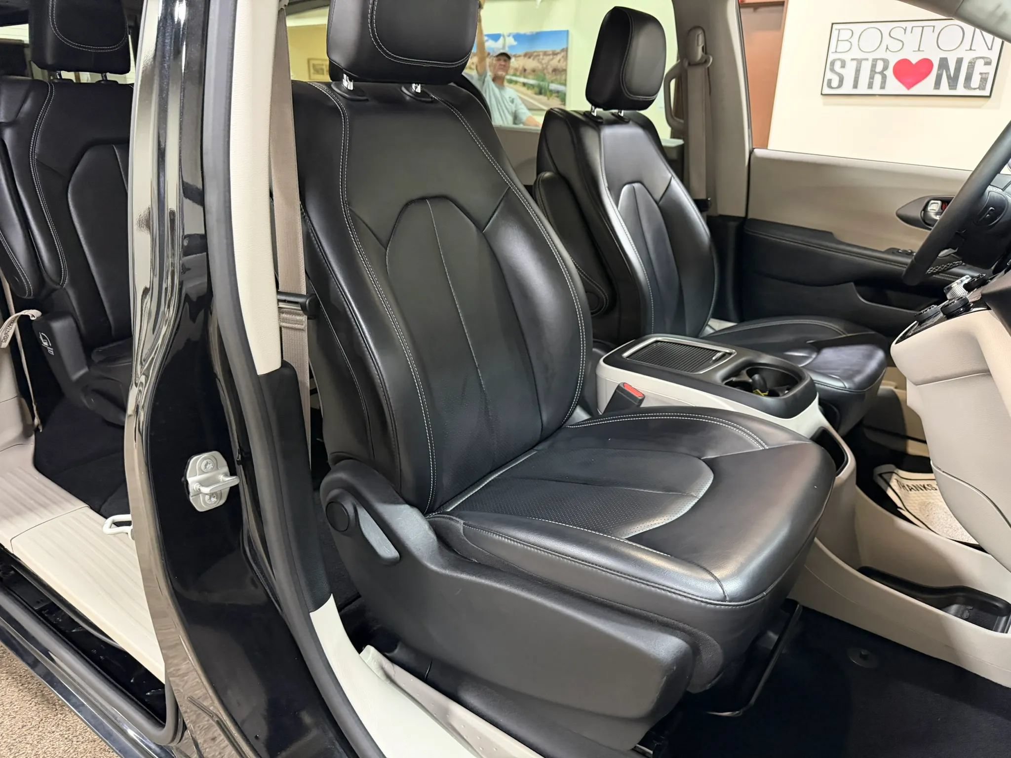 Used 2023 Chrysler Pacifica Touring-L FWD image 28