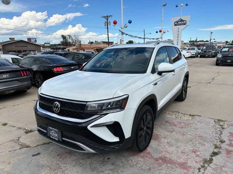 Used 2022 Volkswagen Taos SE w/ Panoramic Sunroof Package AWD/4WD image 3