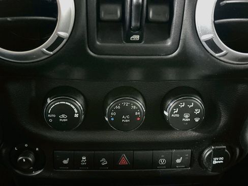 Used 2015 Jeep Wrangler Unlimited Sahara w/ Connectivity Group AWD/4WD image 21