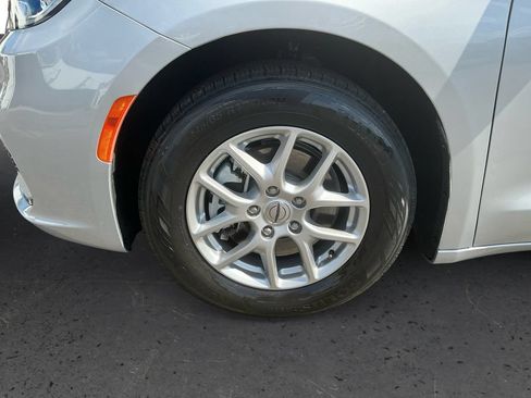 Used 2024 Chrysler Pacifica Touring-L FWD image 13