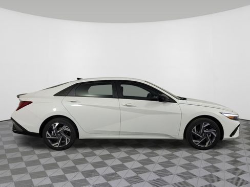 New 2025 Hyundai Elantra SEL image 2