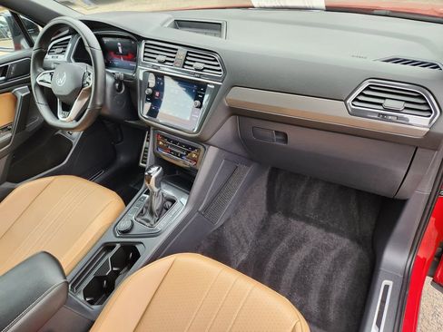 Certified 2024 Volkswagen Tiguan SE R-Line image 17