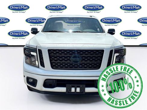 Used 2019 Nissan Titan SV w/ SV Convenience Package RWD image 2