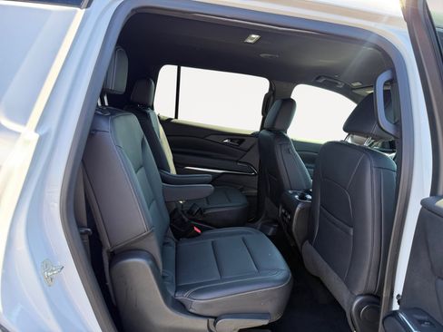 Used 2025 Chevrolet Traverse LT AWD/4WD image 18