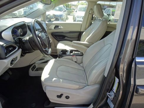 Used 2017 Chrysler Pacifica Premium image 10